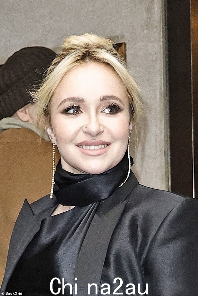 满脸笑容:Hayden Panettiere 在前往 Scream VI 首映时向她的粉丝微笑
