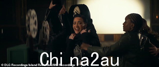 大粉丝:在视频中,Lovato 和一些朋友为了新恐怖片的特别放映去了一家旅馆,但是当 Ghostface 袭击他们时事情发生了变化