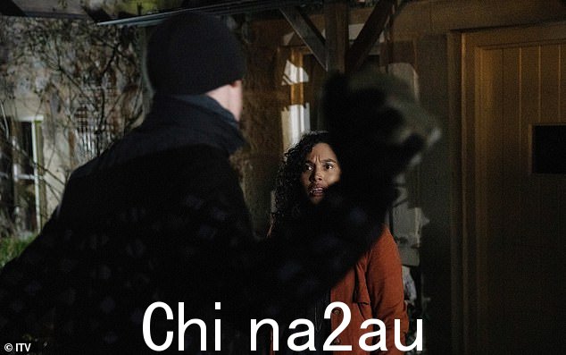哎哟!不久,在宣誓门外,卡勒姆出现并用砖头攻击苏西。与此同时,Leyla 试图让 Suzy 忘记她朋友的危险