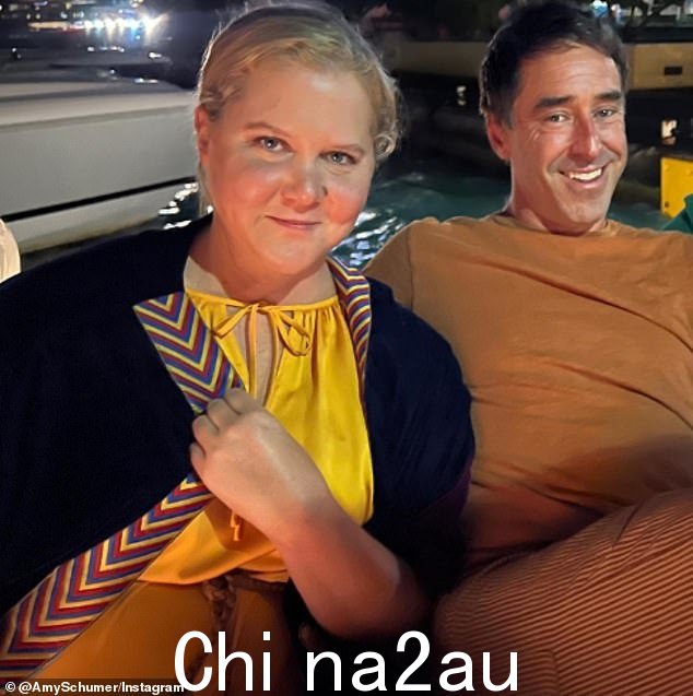 个人项目:'它基于我生活中的主题,'我觉得很漂亮的明星去年告诉《娱乐周刊》。 “这真的是我每天都在想的事情,它正在释放你自己的羞耻和恐惧,”她解释说(舒默今年与她的丈夫克里斯菲舍尔合影,43 岁)
