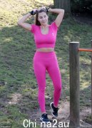 克洛伊·古德曼 (Chloe Goodman) 在锻炼期间身穿粉红色露脐上衣和紧身裤，展示了她令人难以置信的身材