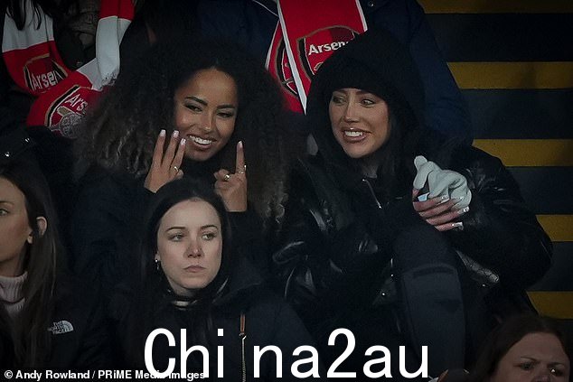 女朋友:Amber 和朋友坐在看台上看 Jen 比赛时,裹着一件带衬垫的黑色夹克,暖暖的