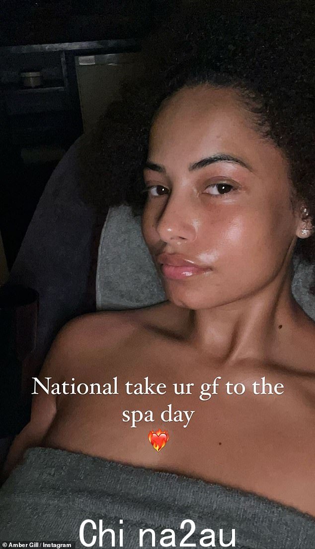 约会日:Amber 在其中一次治疗期间拍了一张自拍,她称 Jen 为她的‘gf’,写道:‘National take your gf to the spa day’