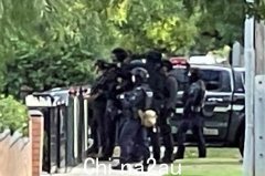 今天早上墨尔本一家医院发生严重袭击事件，造成一死一伤！全副武装的警察（图）
