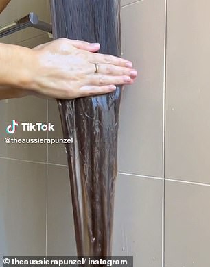 Sophie,来自悉尼,在 TikTok 上的名字叫澳大利亚长发公主,她说你永远不应该将你的护发素涂抹在浸湿的头发上,因为它会立即滑落并且不会覆盖纤维;相反,你需要先拧干你的头发(如图)