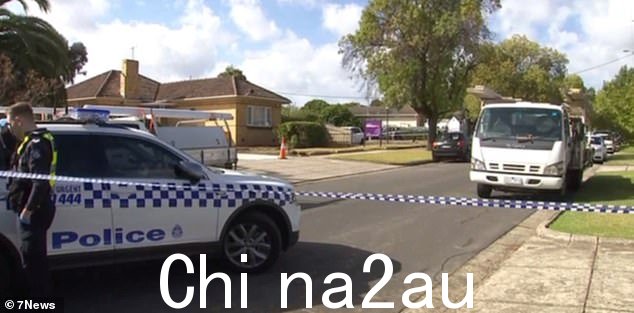 一队全副武装的警察正在水库威洛比街的一所房子里与这名男子谈判,通过扩音器要求他到外面去