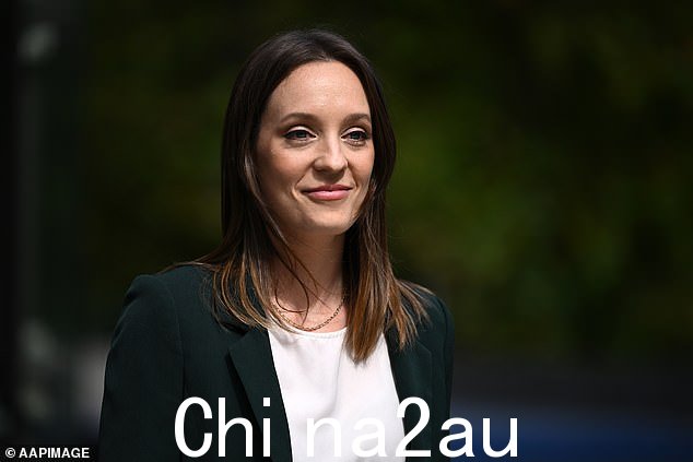 Sally Rugg 上个月在墨尔本离开法庭。她声称她害怕她的老板出去购买卫生棉条