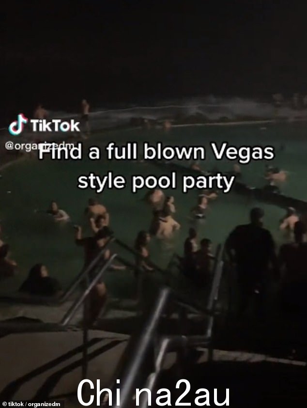 Bronte Baths,一个远离海滩的游泳池,被描述为'完全成熟的拉斯维加斯风格泳池派对'