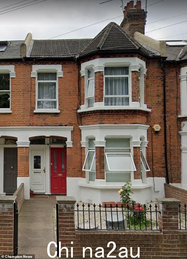 The upstairs and downstairs flats in , 在 Norma Gibbons(白门 ¿ 楼上)和 Dawn Gibbons(红门 ¿ 楼下)之间的法庭斗争中心