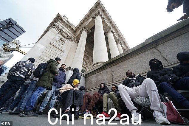 顾客在伦敦市中心的一家 Swatch 商店外安营扎寨,想要拿到新发布的 Moonswatch Mission to Moonshine Gold 手表