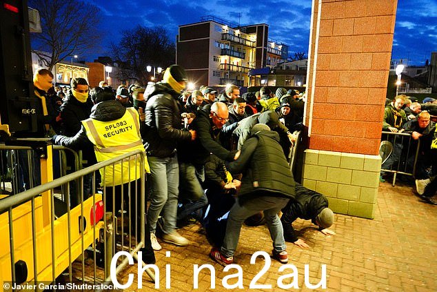 Borussia Dortmund 球迷试图通过斯坦福桥外的障碍