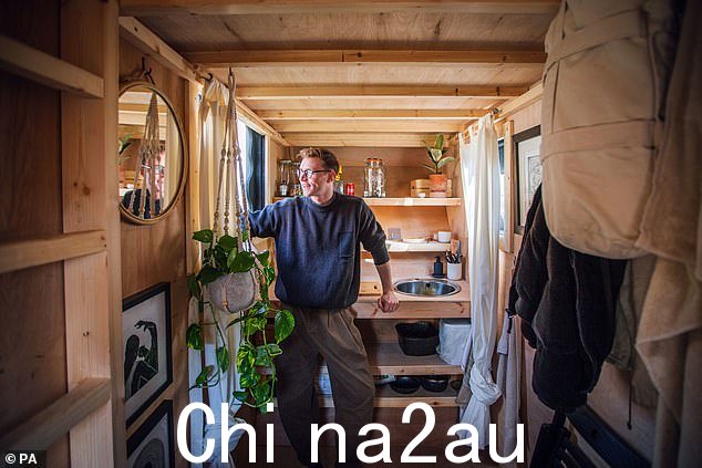 The Skip House 距离这里只有 10 分钟的自行车车程,他可以从邻居家的水管里取水