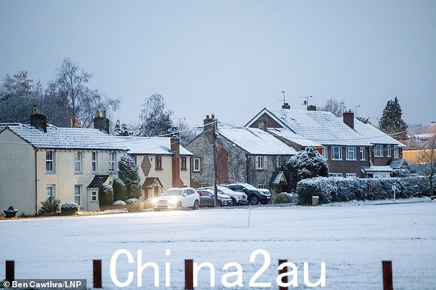 斯托肯彻奇:今天早上白金汉郡斯托肯彻奇降雪。预计从周四凌晨到周五晚上还会有大雪,并伴有强风