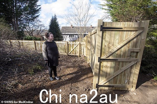 史密斯女士说:'它是在我发现我的祖父母已经付给他们 600 英镑之前连夜竖立起来的'