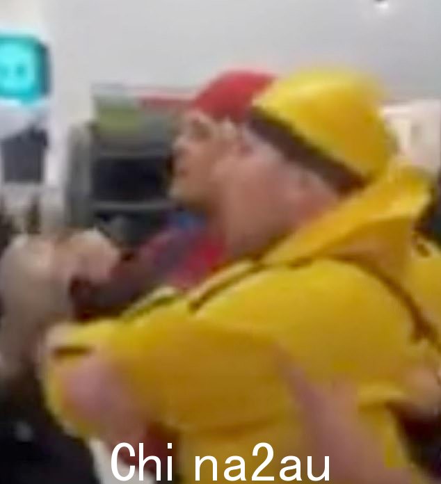 假想的恶作剧带头人是 30 岁的乔治·奥博伊尔(照片中穿着黄色 Ali G 服装),他在带着同样穿着服装的在线“追随者”进入超市时多次威胁要殴打工作人员