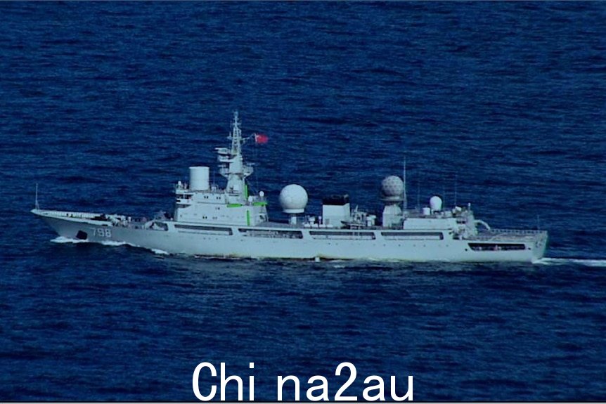 悬挂中国国旗的海军侦察船on it in the ocean