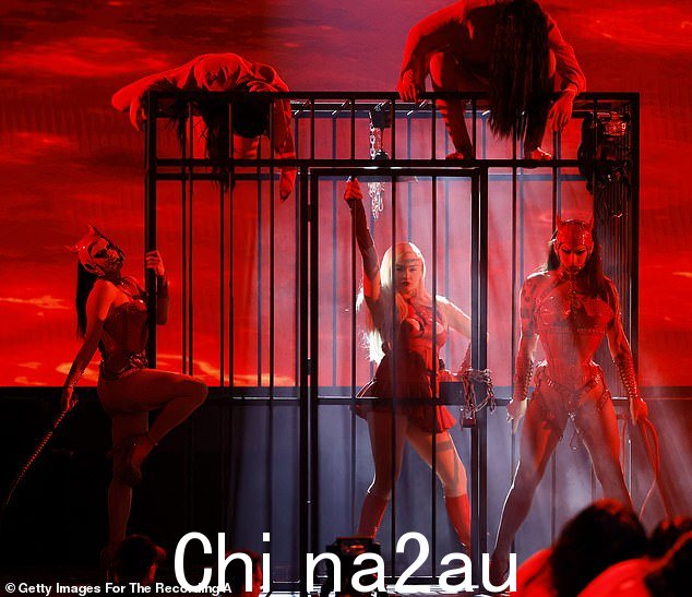 Racy:这位歌手与合作者 Kim Petras 一起登台表演恐怖主题表演,舞者戴着撒旦头饰