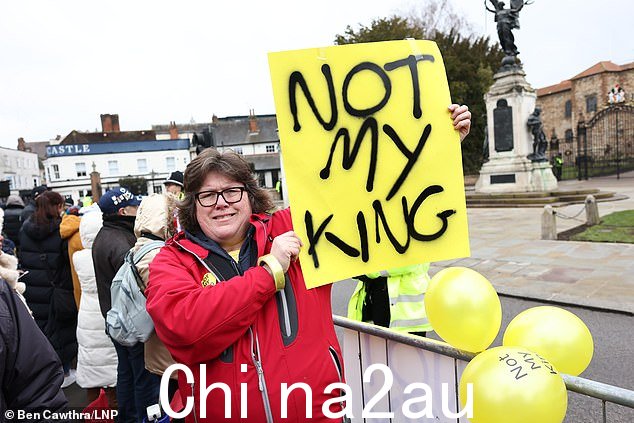 反君主制运动者在科尔切斯特城堡外举行抗议活动,等待国王和王后的到来