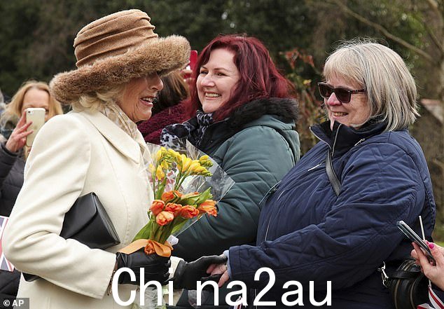 Camilla 在向人们打招呼时收到另一束黄色和橙色的花