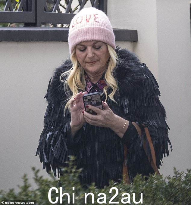故意的?这位电视和电台名人选择了一种或许不是那么微妙的方式来挖掘她以前的火焰,她戴着一顶上面写着“爱”字样的粉红色帽子,因为她今天出去了“class=