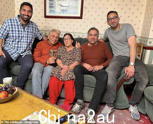 母亲:与此同时,族长 Sid 与妻子 Nasreen 结婚 40 年,这对夫妇还有两个女儿以及第三个儿子 Raza(最右边)