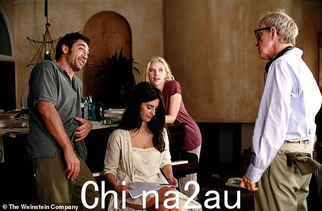 导演三角恋:斯嘉丽的角色与哈维尔的角色约会,然后是佩内洛普的狂野艺术家;与导演伍迪艾伦一起在片场看到