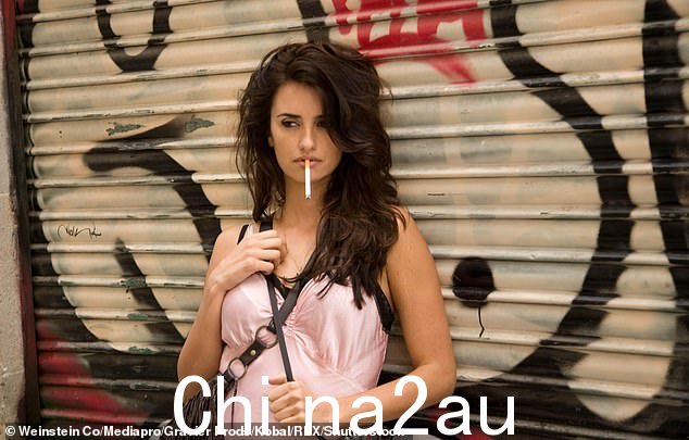 她是个狂野的人:在 Vicky Cristina 中,克鲁兹扮演了一个古怪、反复无常的艺术家