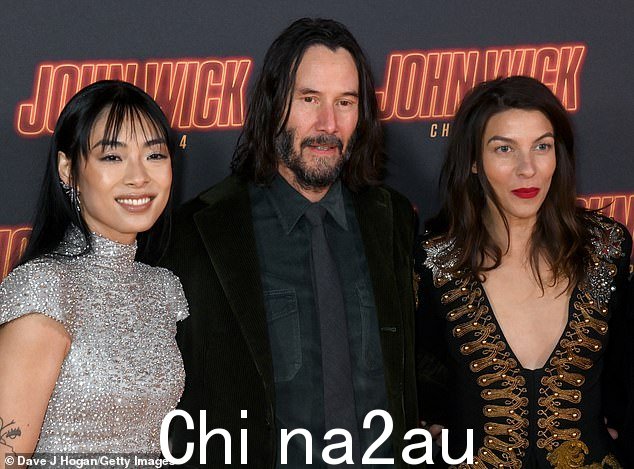 Crew:与此同时,他的女主角 Natalia Tena 和 Rina Sawayama 在与他合影时剪下了迷人的身材