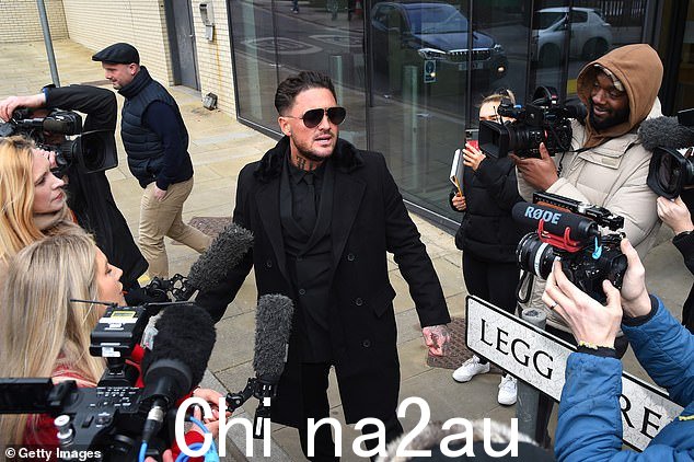 入狱:Stephen Bear 在周五抵达切姆斯福德皇家法院接受量刑听证会时接受了媒体的询问