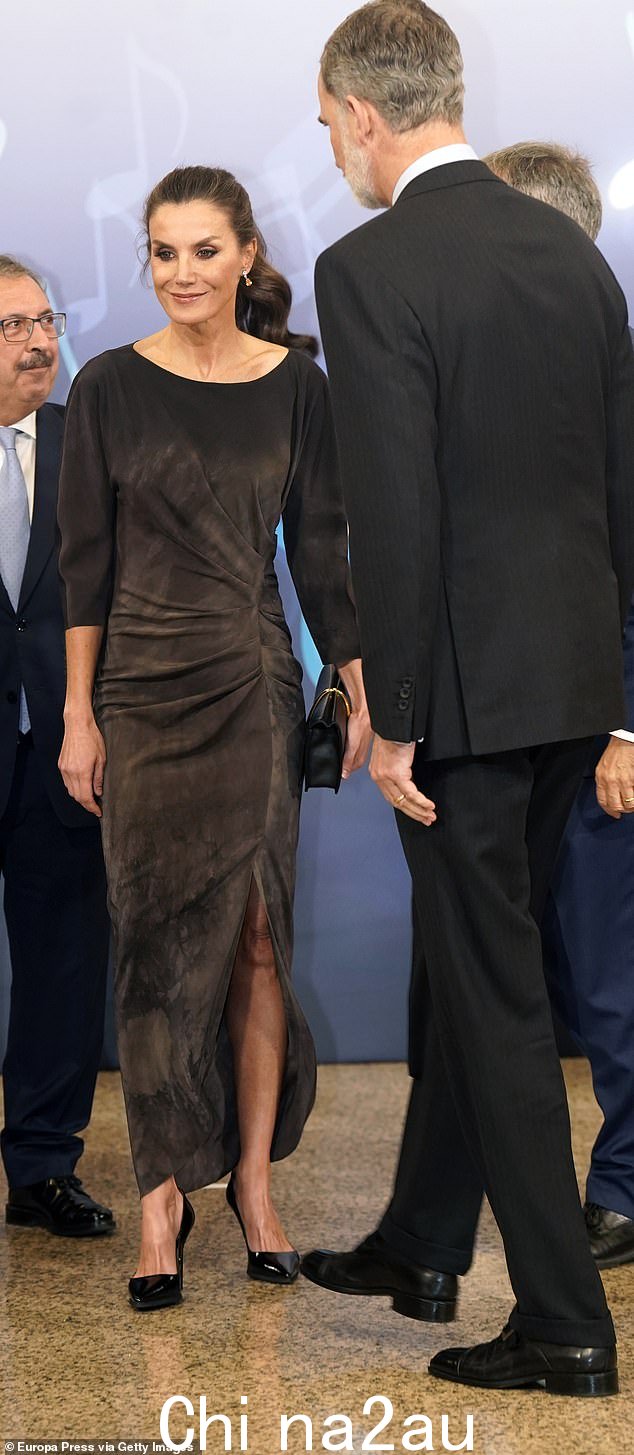 Letizia 搭配她的黑色收腰连衣裙,搭配黑色漆皮高跟鞋