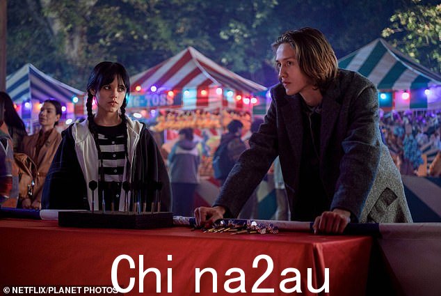 三角恋:Jenna 说周三同学 Xavier(由 Percy Hynes White 饰演)和 Townie Tyler(由 Hunter Doohan 饰演)之间的三角恋'毫无意义'