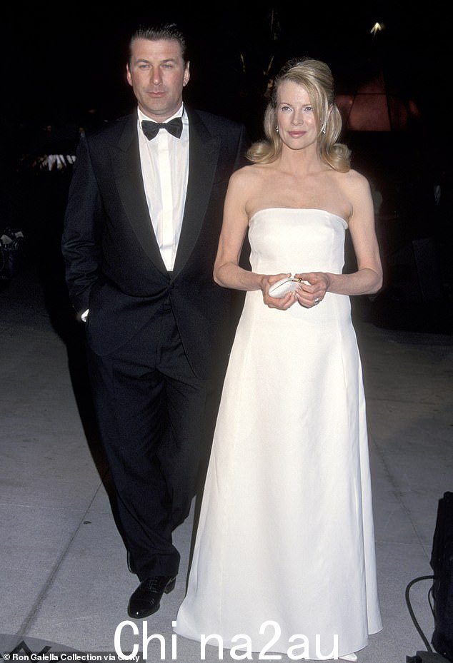 他们的样子:Kim 和 Alec Baldwin 在 1999 年的名利场奥斯卡派对上合照,t在他们的婚姻破裂的前一年,引发了一场关于爱尔兰的恶性监护权争夺战