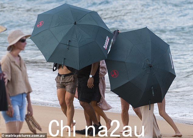 拍摄结束后,制片人急忙用毛巾遮住明星,将他们遮在 Bunnings Warehouse 遮阳伞墙后面,不让他们看到