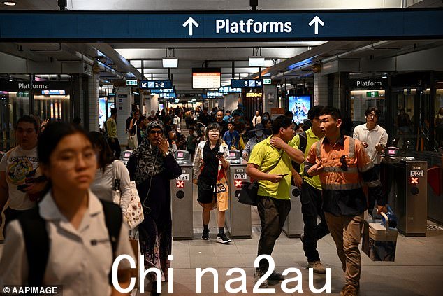 一位沮丧的通勤者分享了一张从 CBD 到 Marrickville 的 Uber 预订照片,在火车停运后费用高达 77.17 美元(如图,周三下午市政厅站)