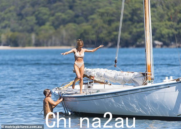Sydney 将她标志性的金色长发扎成马尾辫,用流苏修饰脸型
