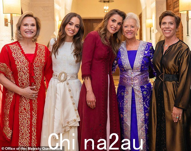 昨晚的庆祝活动开始了,拉尼娅王后为她的女儿举办了指甲花派对(如图,拉尼娅王后与艾莎宾特侯赛因公主、伊曼宾特阿卜杜拉公主、穆纳侯赛因公主和泽因宾特侯赛因公主)