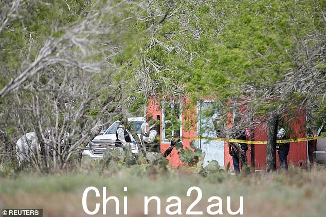 法医技术人员在当局发现被枪手绑架的四名美国人中的两名尸体的现场工作,在马塔莫罗斯