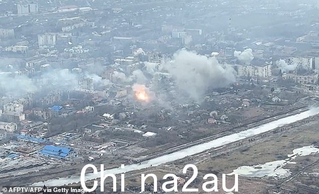 巴赫穆特的一座建筑在炮火中爆炸