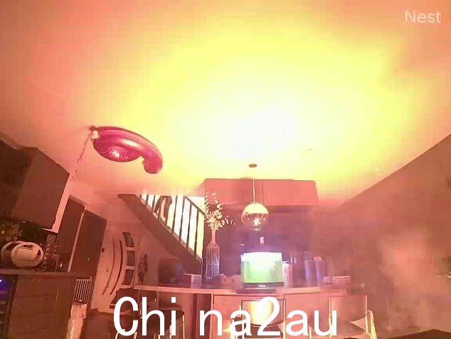 几秒钟后,房子被巨大的地狱吞没,似乎充满了整个房间