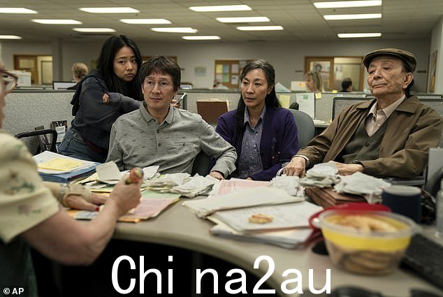 角色:这位 94 岁的明尼苏达州明尼阿波利斯人出生于中国移民家庭,他的名字有多达 650 部影视作品,包括他饰演的共工(右),一个脾气暴躁的人Michelle Yeoh 在 Everything Everywhere All At Once 中饰演 Evelyn Wang 的父亲