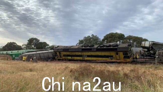 周三，一列货运列车在旧朱尼的 Canola Way 的十字路口与一辆卡车的拖车相撞。图片：NSW Ambulance