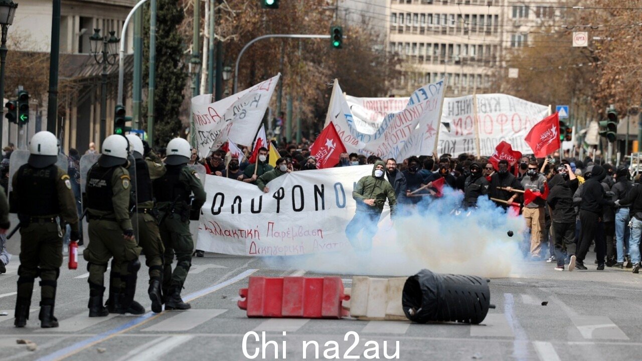 警察和抗议者发生冲突雅典在希腊致命的火车相撞问题上
