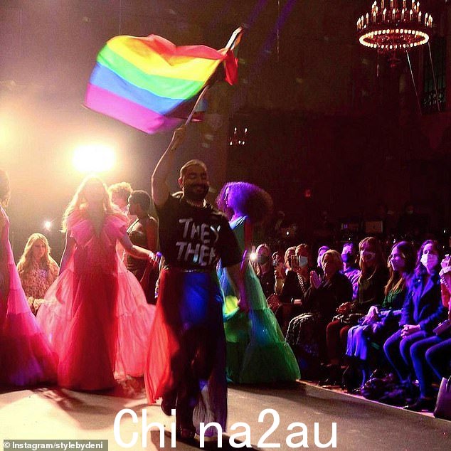 2021 年,Deni 被批评将墨尔本时装周变成了一场“骄傲游行”,她带着 LGBT 旗帜和印有“他们”字样的 T 恤冲进跑道/他们'在前面