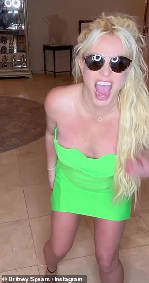 霓虹女王:41 岁的布兰妮·斯皮尔斯 (Britney Spears) 周二发布了她的最新视频,并将与女友外出比作“盲人领路”,她身穿霓虹绿色迷你裙。