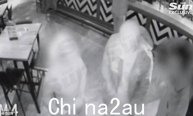 英格兰足球运动员凯尔沃克似乎拉下了他的裤子和闪光的朋友,包括一个女人