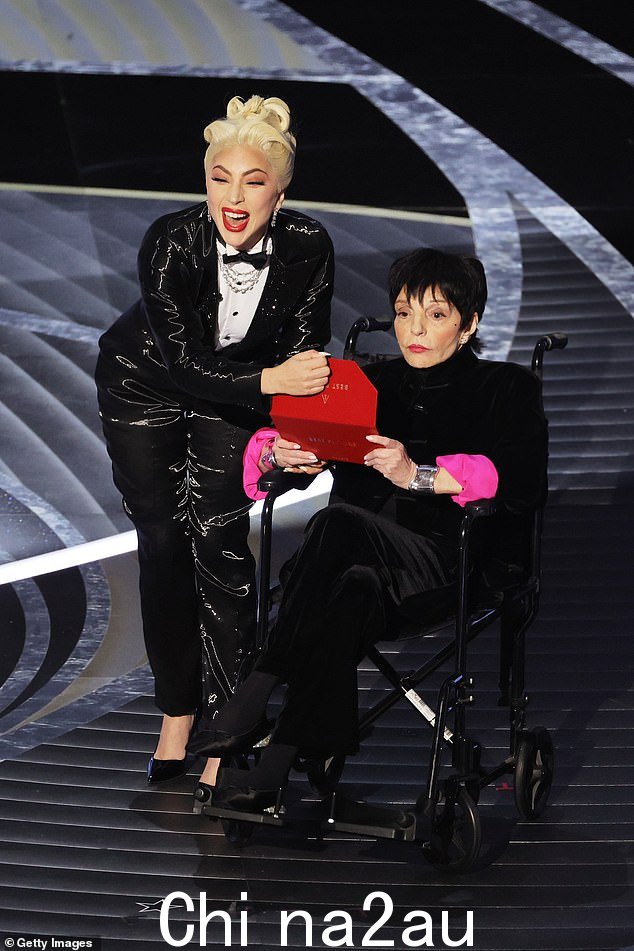 这位多才多艺的艺人在 2022 年最佳影片奖颁奖典礼上站在 Liza Minelli 身边