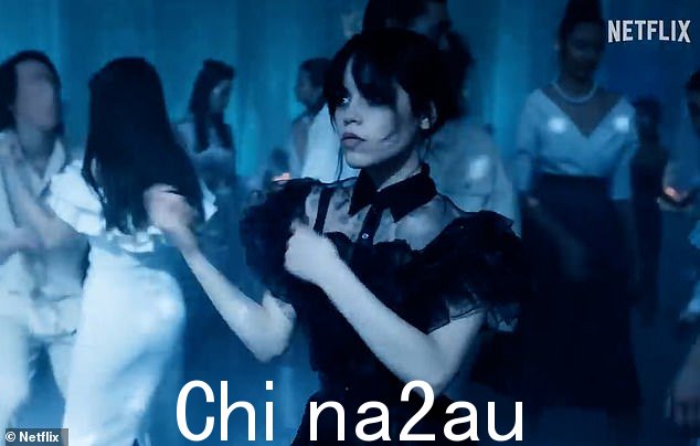 舞蹈:这位女演员凭借在热播剧中饰演星期三亚当斯的主角一跃成为众人瞩目的焦点,尤其是当她的舞蹈场景走红时