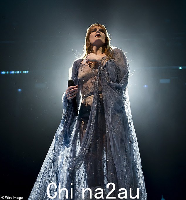 在米兰时装周的 Gucci 女装秀上,她身着飘逸的灰色雪纺长裙让旁观者惊叹不已,一周多之后