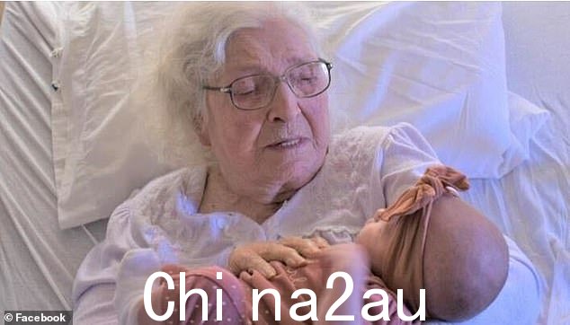 女族长的孙女 Gracie Snow Howell 发布的照片在网上疯传,因为据透露 MaeDell 有 600 多个孙辈。图为:MaeDell 和 7 个月大的 Zhavia Whitaker 在她肯塔基州的疗养院bed