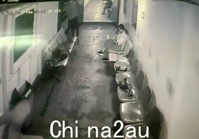 受害者拼命抓住栏杆,担心自己的生命
